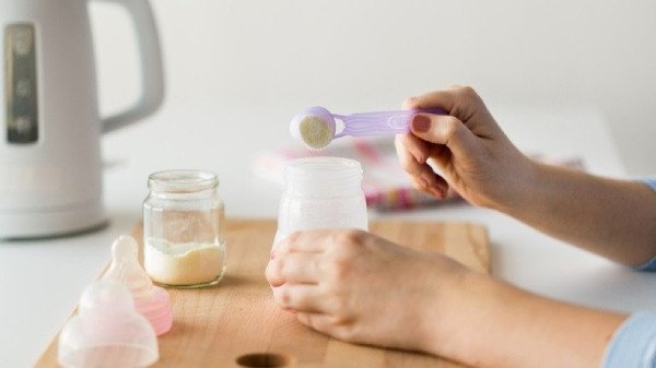 Hình ảnh minh họa các bước pha sữa Pediasure đúng chuẩn, đảm bảo dinh dưỡng.