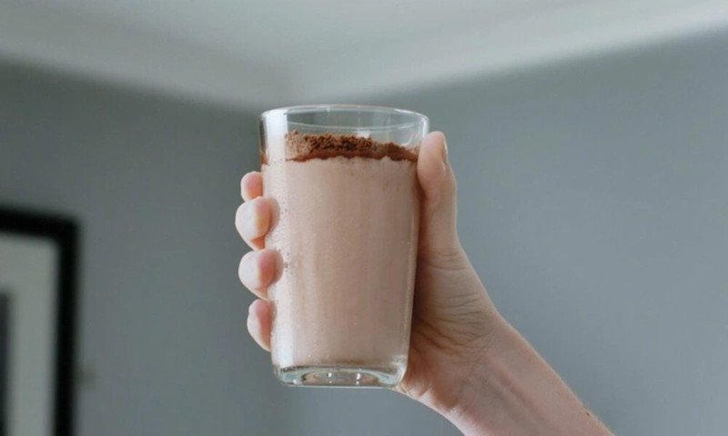 Hình ảnh minh họa về việc quản lý cân nặng khi sử dụng sữa Milo, nhấn mạnh sự cân bằng dinh dưỡng cho người lớn
