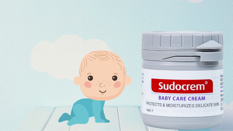 Hình ảnh một em bé được chăm sóc da, minh họa công dụng của kem trị hăm Sudocrem Baby Care