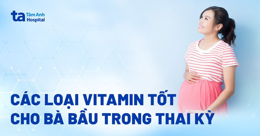 Hình ảnh một phụ nữ mang thai đang xem xét các loại vitamin