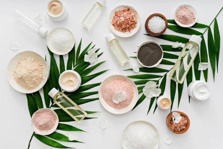 Hình ảnh phụ nữ mang thai thoa dầu trị rạn da lên bụng