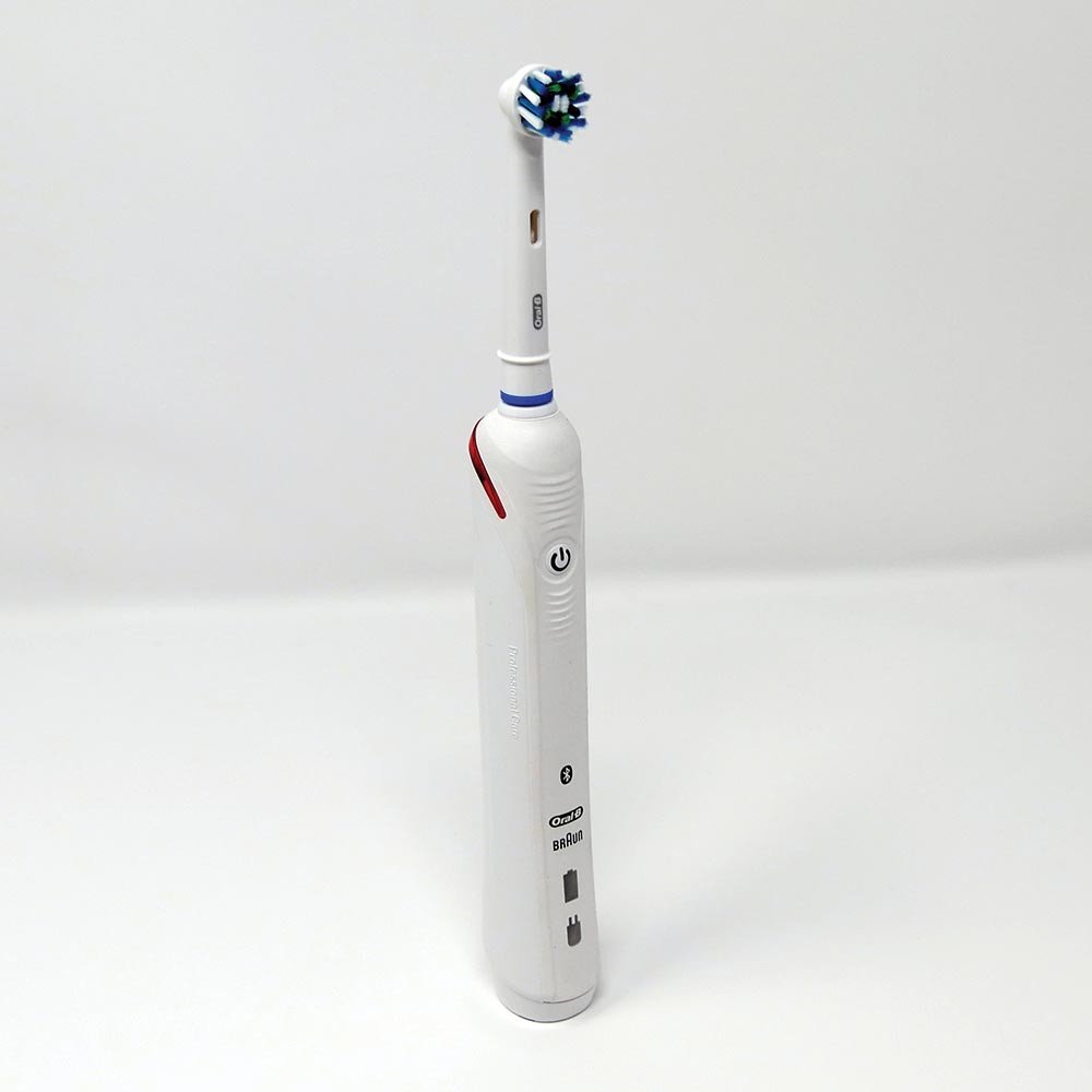 Hộp đựng đầu bàn chải và đế sạc đi kèm với Oral-B Smart 4 4000 electric toothbrush