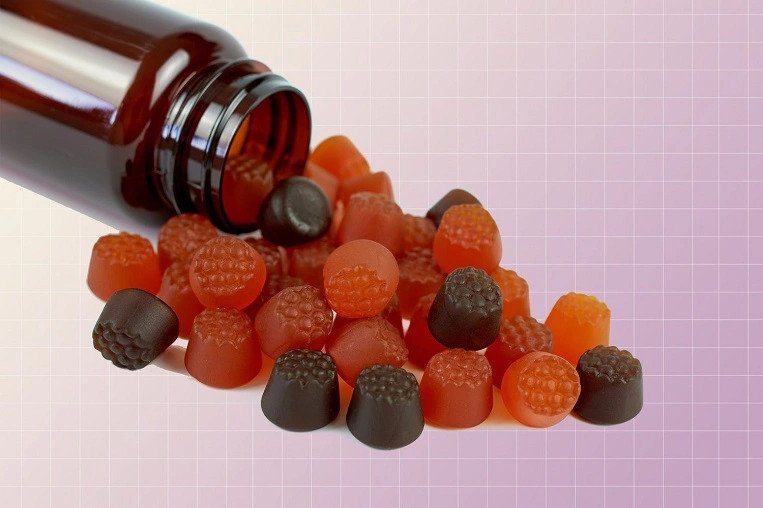 hộp kẹo dẻo vitamin cho trẻ em với các viên kẹo hình thú dễ thương