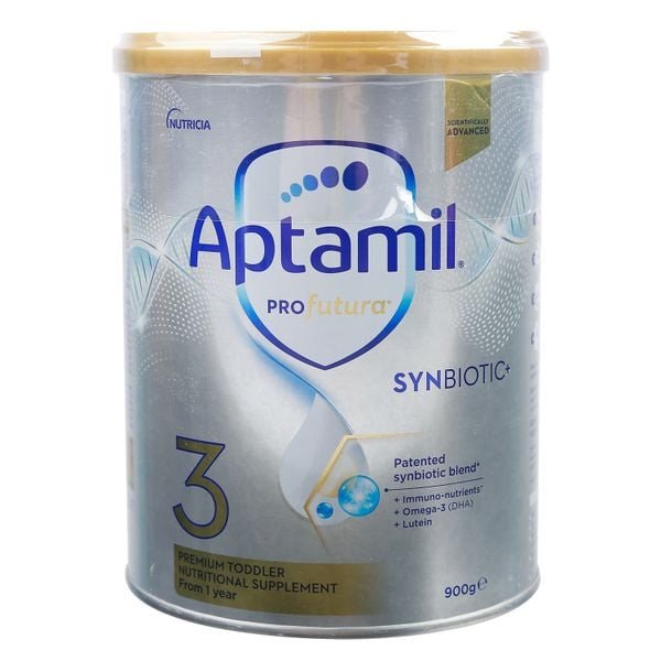 Hộp sữa Aptamil Úc số 3 900g màu xanh lá cây đặt trên nền trắng