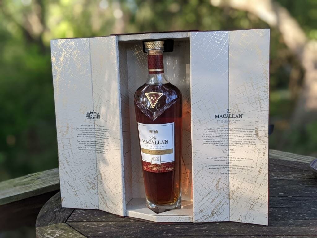Hộp trưng bày Macallan Rare Cask mở ra, lộ ra lớp lót bên trong và chai rượu