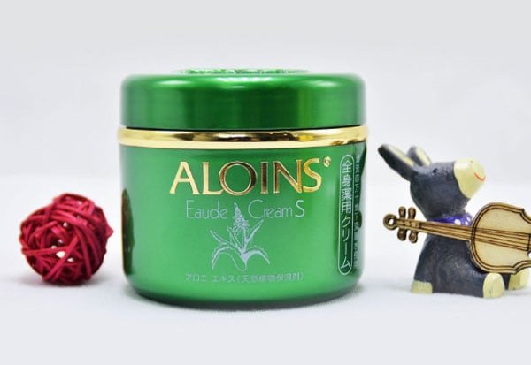 Kem dưỡng ẩm Aloins Eaude Cream S giúp phục hồi làn da khô ráp, nứt nẻ ở gót chân.