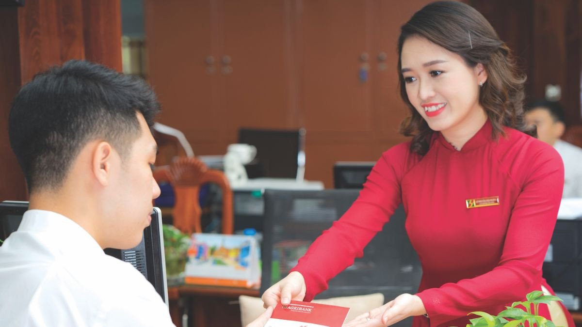 Khách hàng thực hiện đổi tiền đô tại ngân hàng Agribank