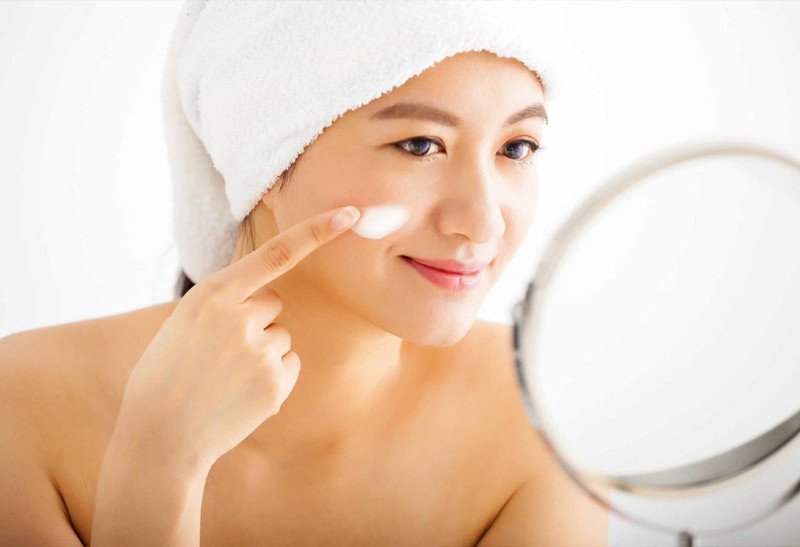 Khóa ẩm da sau khi đắp mặt nạ nhau thai cừu để dưỡng chất thẩm thấu sâu