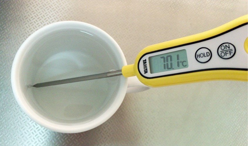 Kiểm tra nhiệt độ pha sữa Blackmores chuẩn 70 độ C bằng nhiệt kế chuyên dụng