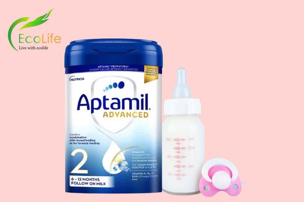 Kiểm tra nhiệt độ sữa Aptamil Anh đã pha trên cổ tay
