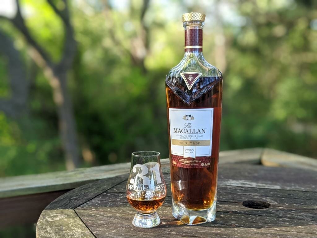 Ly Macallan Rare Cask Red với sắc đỏ hổ phách lấp lánh, sẵn sàng thưởng thức