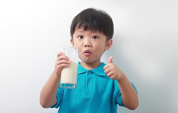 Ly sữa Pediasure và lượng dùng khuyến nghị cho bé từ 1-3 tuổi.