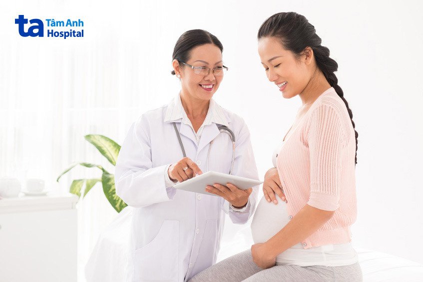 Mẹ bầu trao đổi với bác sĩ về việc lựa chọn vitamin tổng hợp cho thai kỳ