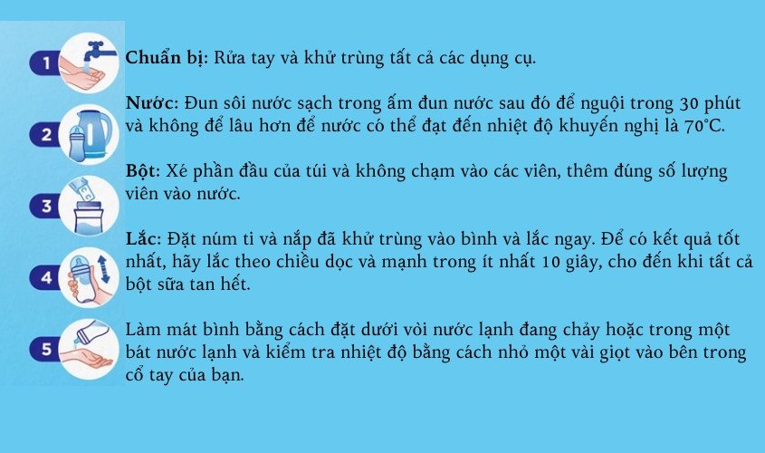 Mẹ chuẩn bị nước pha sữa Aptamil thanh cho bé