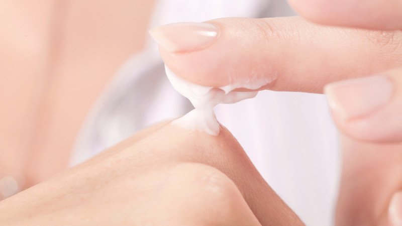 Minh họa cách thoa kem Sudocrem đúng cách để đạt hiệu quả tối ưu cho da bé