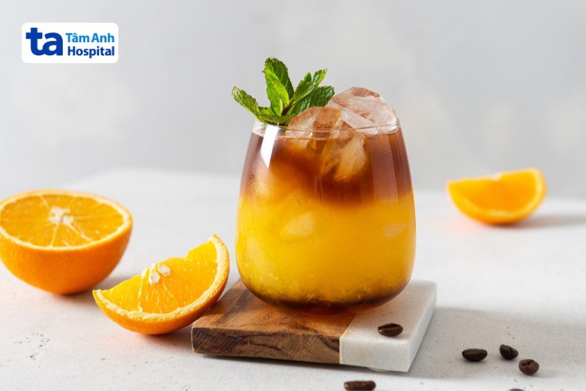 Một ly nước ép cam tươi nguyên chất, tốt cho người cần bổ sung vitamin C khi thiếu máu