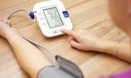 Người bị huyết áp thấp cần cẩn trọng khi uống omega 3 để tránh tác dụng phụ và duy trì sức khỏe tim mạch ổn định