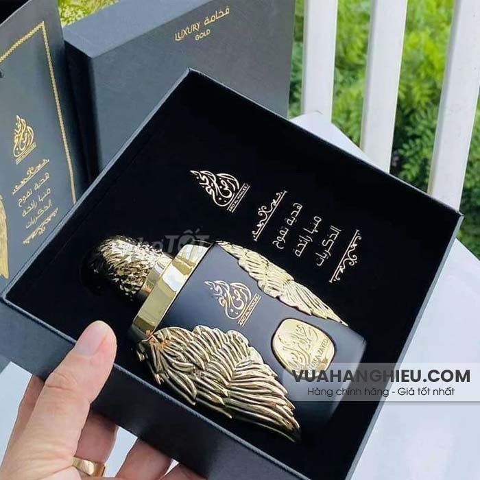 Người đàn ông sử dụng nước hoa đại bàng Ghala Zayed chính hãng