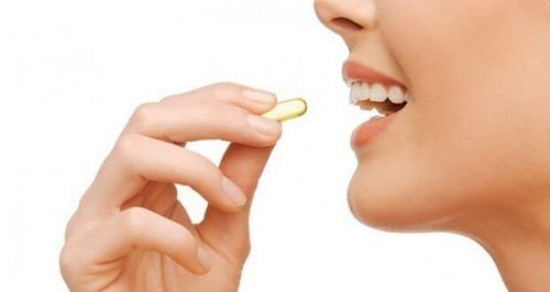 Người đang uống viên dầu cá omega 3 1000mg, minh họa thời điểm bổ sung hiệu quả