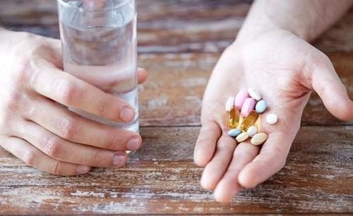 Người đang xem kỹ vỏ hộp thuốc Nexium 40mg