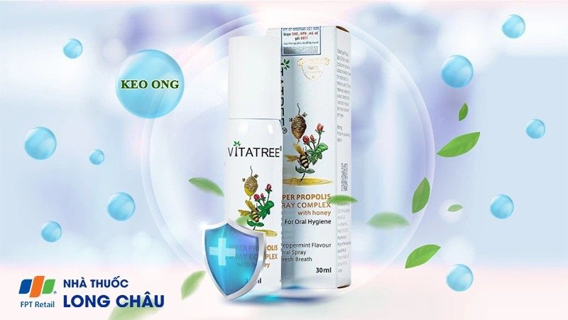 Người dùng đang sử dụng xịt họng keo ong Vitatree tiện lợi