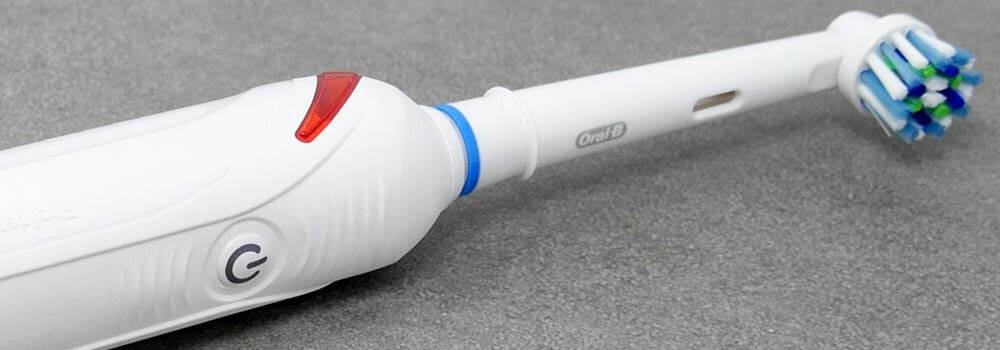 Người dùng đang trải nghiệm chế độ làm sạch của bàn chải điện Oral-B Smart 4 4000