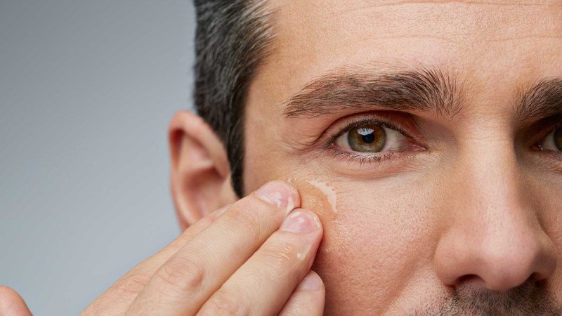 Người lớn tuổi mệt mỏi do suy nhược cơ thể, cần vitamin tổng hợp cho người suy nhược cơ thể.
