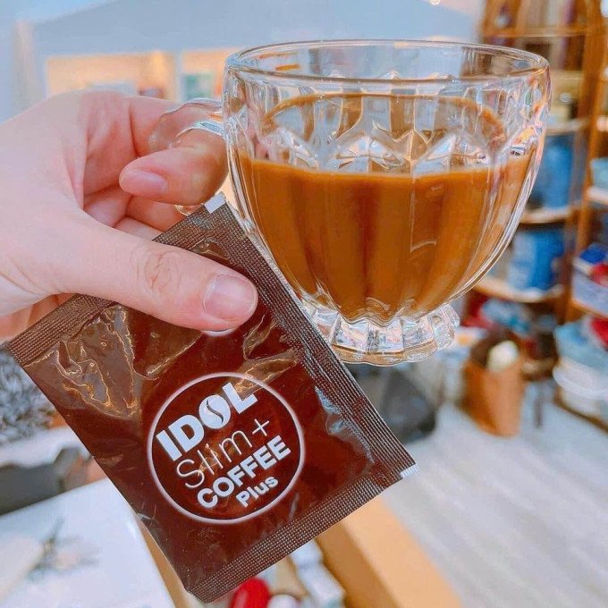Người phụ nữ đang pha cà phê Idol Slim Coffee, minh họa cách uống idol slim coffee hiệu quả nhất