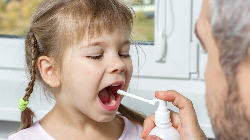 Người phụ nữ sử dụng xịt keo ong chữa viêm họng, cảm thấy dễ chịu