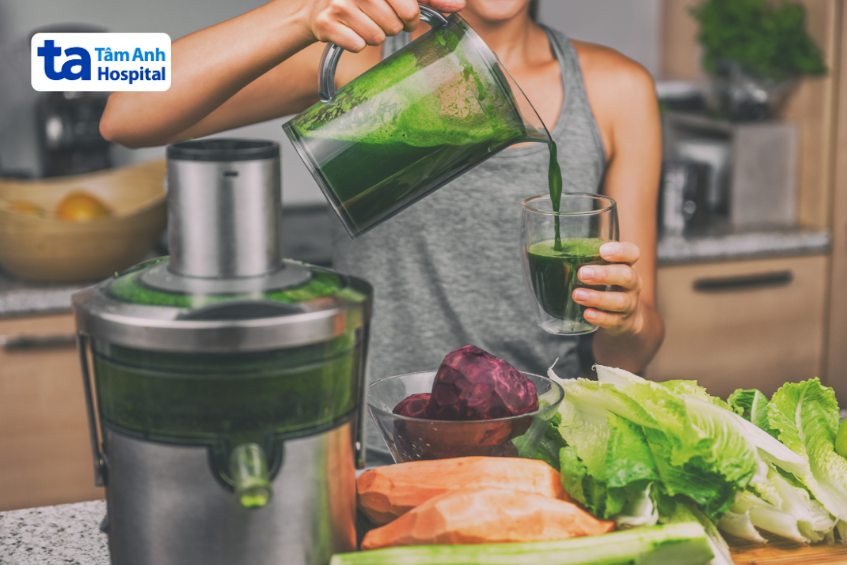 Nước ép cải xoăn xanh mát, thức uống bổ dưỡng hỗ trợ tăng cường hấp thu sắt cho cơ thể