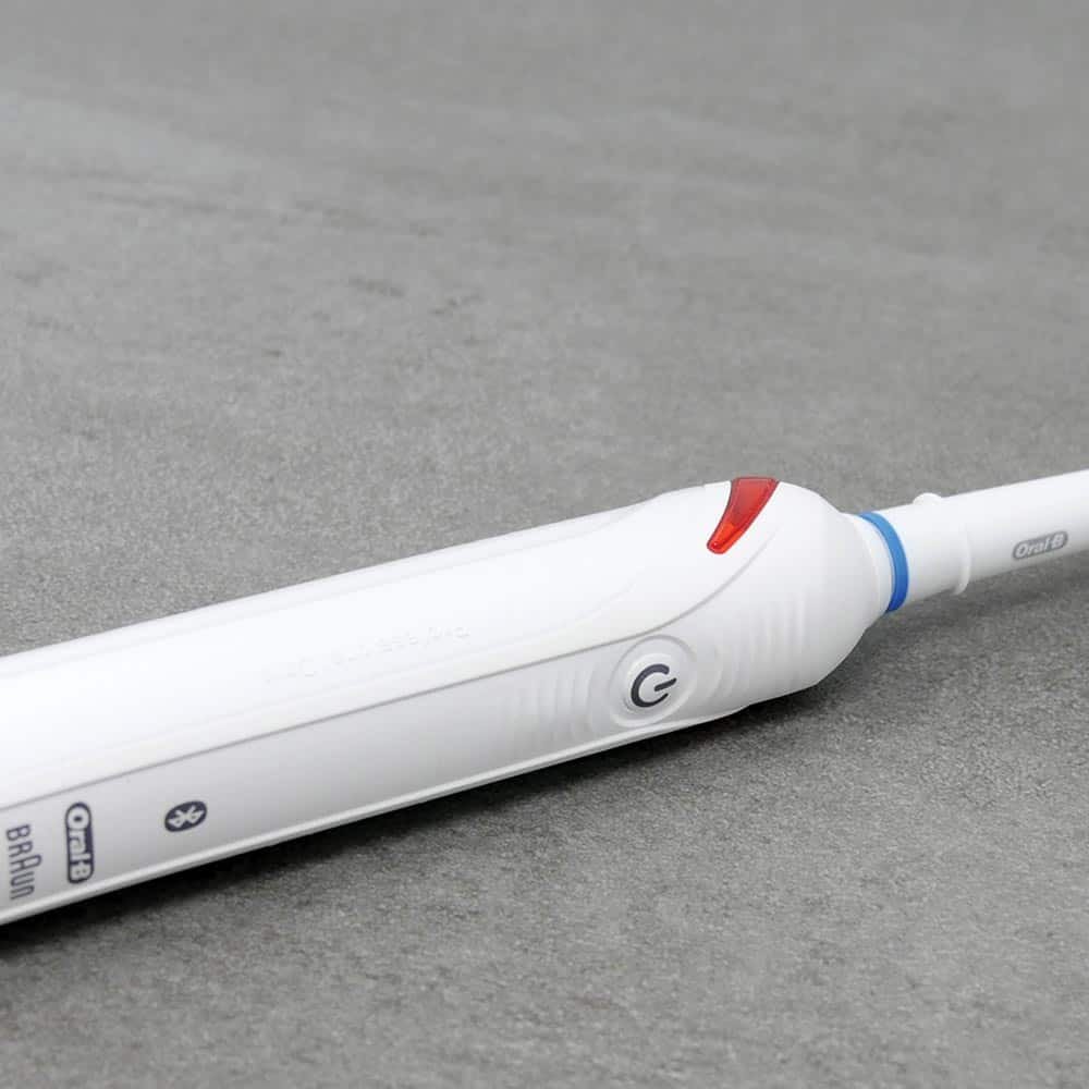 Nút nguồn và biểu tượng Bluetooth trên thân bàn chải điện Oral-B Smart 4 4000