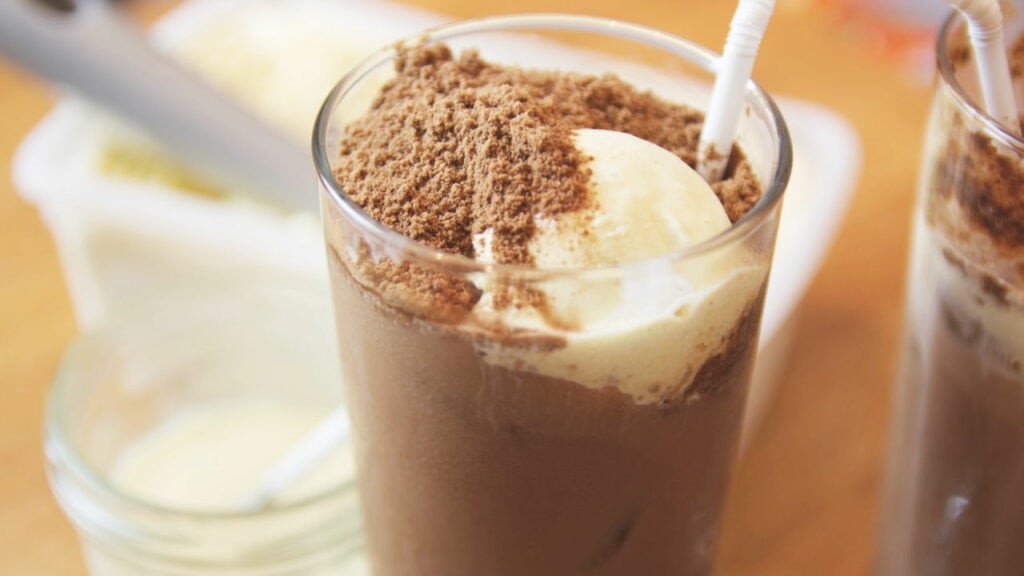 Pha sữa Milo nóng truyền thống thơm ngon, bổ dưỡng tại nhà