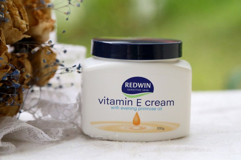 Phụ nữ đang thoa kem dưỡng ẩm Redwin Vitamin E Cream lên mặt