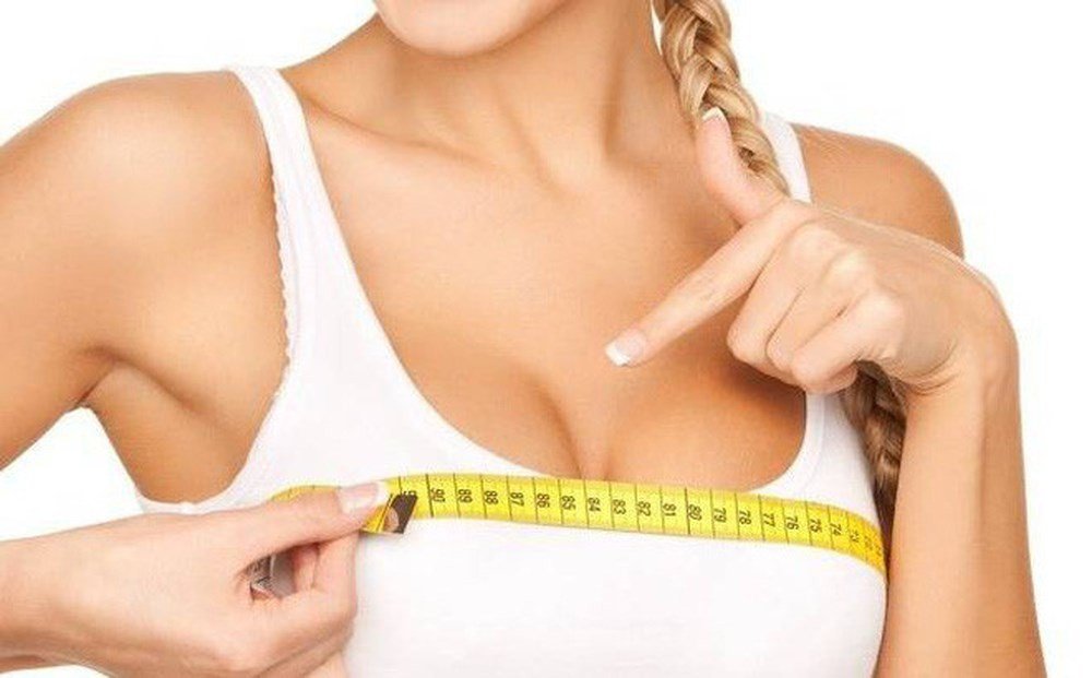 Phụ nữ sử dụng thực phẩm chức năng Healthy Care để cải thiện sức khỏe và sắc đẹp
