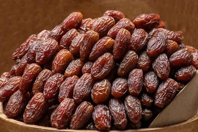 Quả chà là khô màu nâu cánh gián được nhiều người ưa chuộng