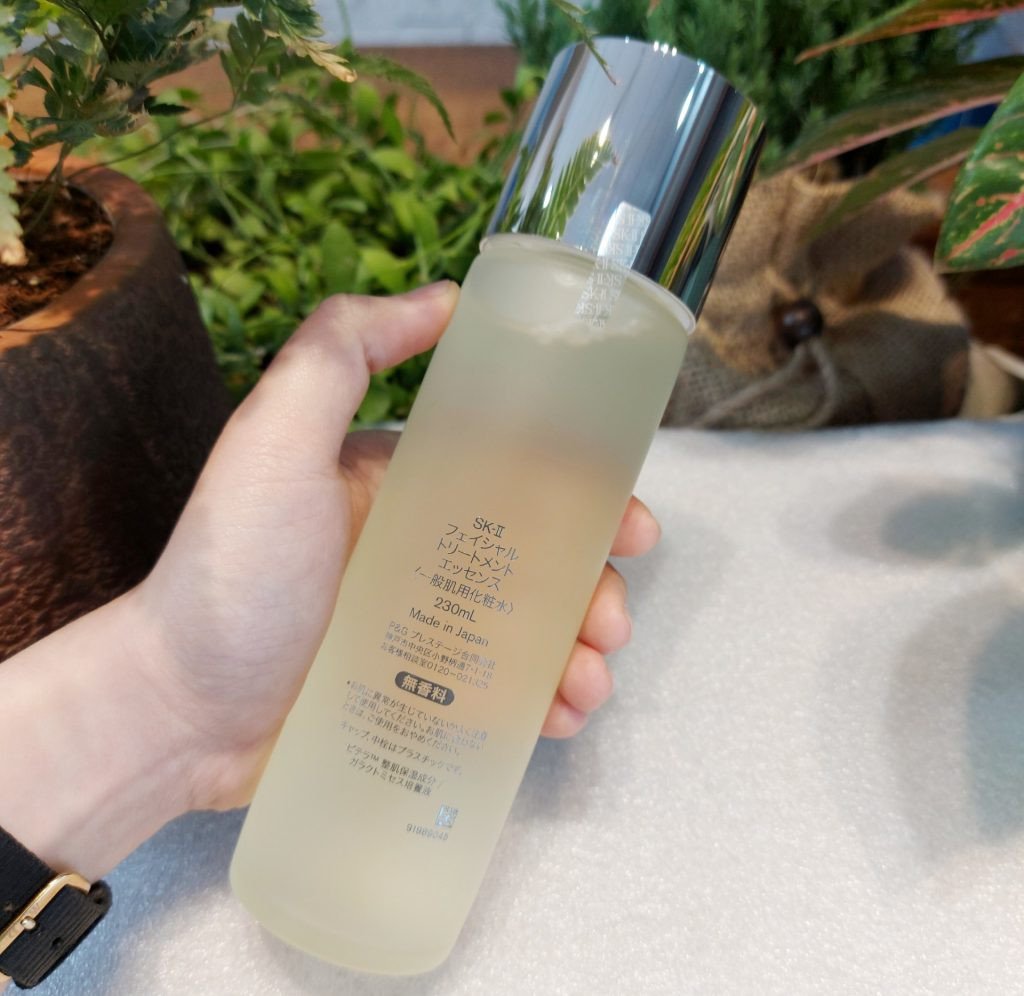 Sản phẩm nước thần SK-II và làn da được chăm sóc, minh họa công dụng của tinh chất