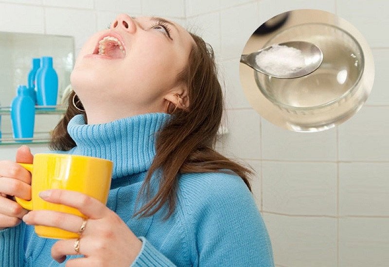 Súc miệng bằng nước muối sinh lý là cách hỗ trợ trị nhiệt miệng tại nhà