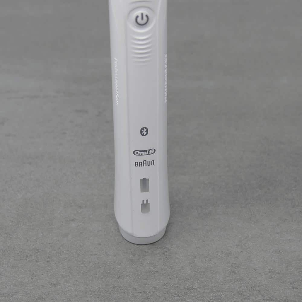 Thiết kế nhẹ và thời lượng pin ấn tượng của bàn chải điện Oral-B Smart 4 4000