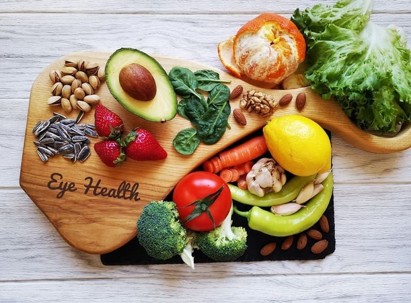 Thực phẩm giàu dinh dưỡng như rau xanh và cá tốt cho đôi mắt khỏe mạnh.