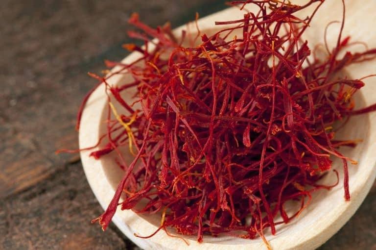 Trà saffron ấm nóng với vài sợi nhụy hoa nghệ tây quý giá.