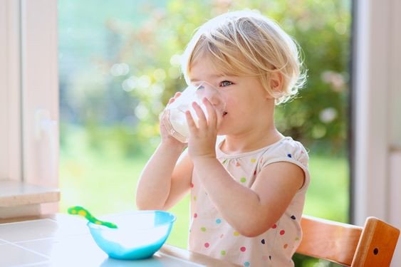 Trẻ em thích thú uống sữa A2 của Úc, biểu tượng cho sự phát triển khỏe mạnh