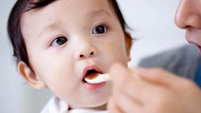 Trẻ em với viên bổ sung kẽm và canxi để phát triển khỏe mạnh