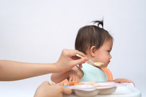 Trẻ em vui vẻ uống sữa Pediasure, biểu tượng cho sự cải thiện tình trạng biếng ăn.