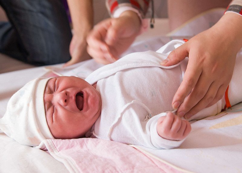 Trẻ nhỏ quấy khóc, ngủ không yên khi thiếu canxi