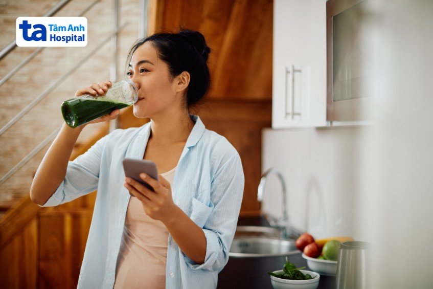 Uống đủ nước lọc hàng ngày là rất quan trọng, không nên thay thế hoàn toàn bằng nước ép khi thiếu máu
