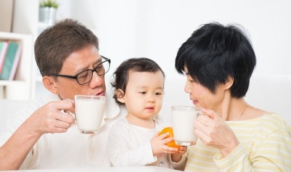 Uống sữa Nhật đúng cách để bổ sung dinh dưỡng xương khớp cho người già