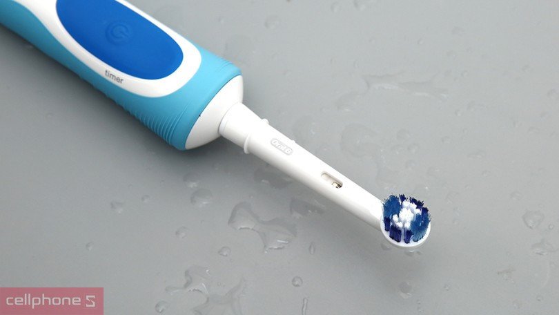 Vệ sinh đầu bàn chải đánh răng điện Oral-B sau khi sử dụng
