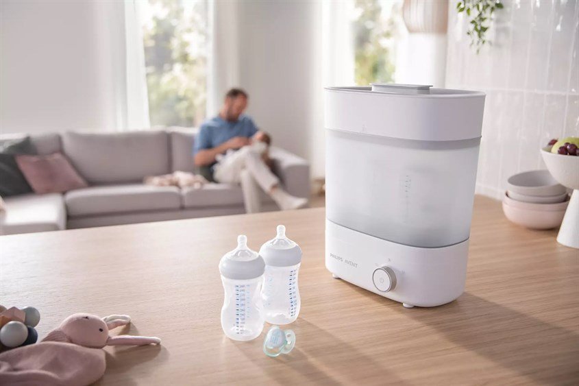 Vệ sinh dụng cụ pha sữa Blackmores số 2 bằng máy tiệt trùng