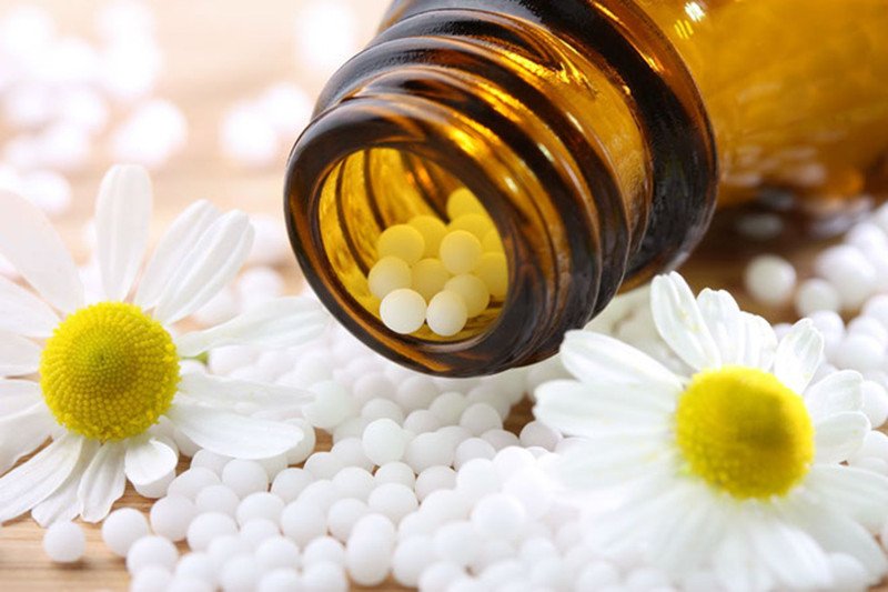 Viên nhỏ vi lượng đồng căn trên lòng bàn tay, tượng trưng cho phương pháp điều trị tự nhiên, an toàn.