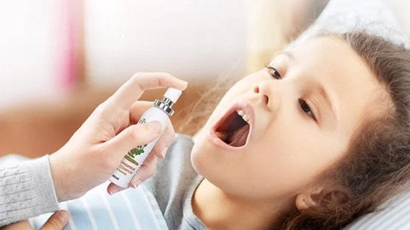Xịt họng keo ong giúp giảm đau họng và hỗ trợ đường hô hấp